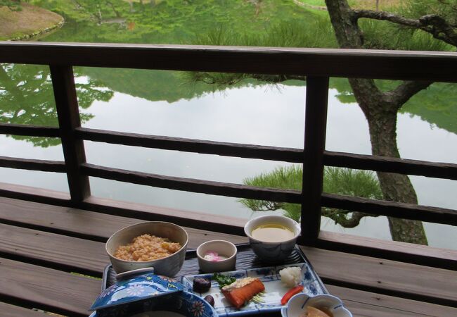 栗林公園内「北湖」を見渡しながら「花園亭」茶室で朝がゆをいただく