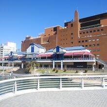 市庁舎の向かいにありロケーションは素敵です。