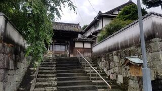 坂に面した石垣と白壁