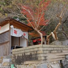 二つの祠があるエリア。百日紅が印象的