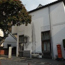 クロガネモチの木が目印