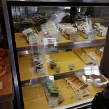 ショーケースにチーズケーキがあります