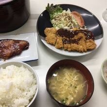 夕飯。これにお刺身も付きました。