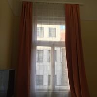 天井が高く居心地の良い部屋です