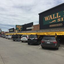 ショッピングセンターっぽいです。