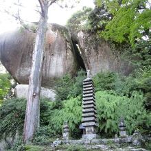 笠置寺十三重塔、後は薬師石と文殊石