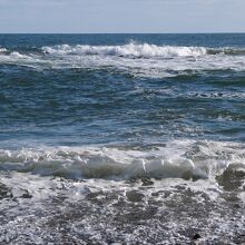 太平洋から直接寄せて来る波に力強さを感じる大洗海岸の浜辺。