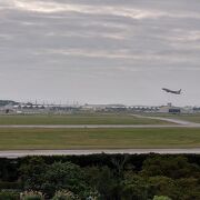 嘉手納基地を眺めることができます