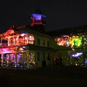 茨城県立歴史館の敷地内にあり、夕暮れからの散策も趣きあり。
