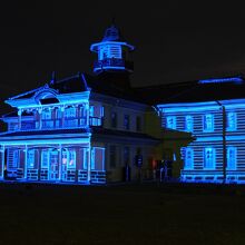 青一色に照らし出された旧水海道小学校本館はミステリアス。