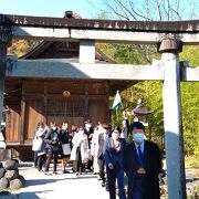 であい橋のそばに有る神社