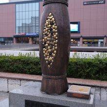 JR水戸駅南口デッキにすっくと立つ藁苞入り納豆の記念碑。