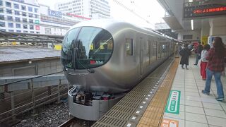 外観も内装もとても印象的な特急電車でした！