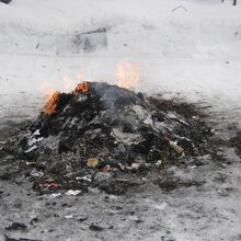 どんど焼きは本殿手前、向かって左側の小さな区画で行われます