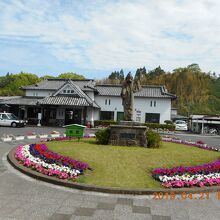 駅舎と駅前の像