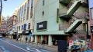 麻布十番に近い辺りのビルは空き部屋が多いビルが並んでおり、再開発が始まりそうです。