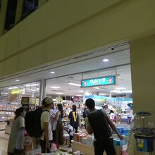 １９時ころ。隣も含め閉まっている店舗もいくつか。