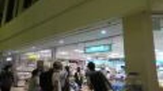 きちんと遅くまで開いているお土産物屋さん