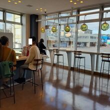 大きなガラス窓とシンプルな内装で明るい店内。