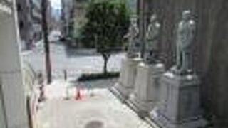 実業家３人が建つ！