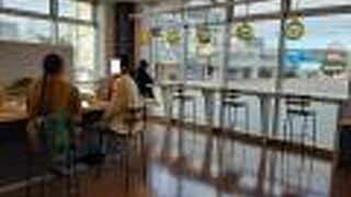 2020年、久慈駅前にオープンしたばかりの複合施設≪久慈市情報交流センター YOMUNOSU≫に入っています。