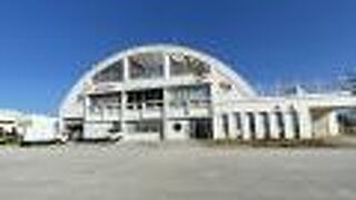 半月型のかわいい空港でした。