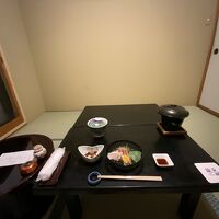 食事は暖房の効いた、個室でゆっくり。