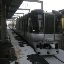 千歳駅に入線してきた下り「すずらん5号」の様子