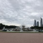 公園の真ん中にある大きな噴水