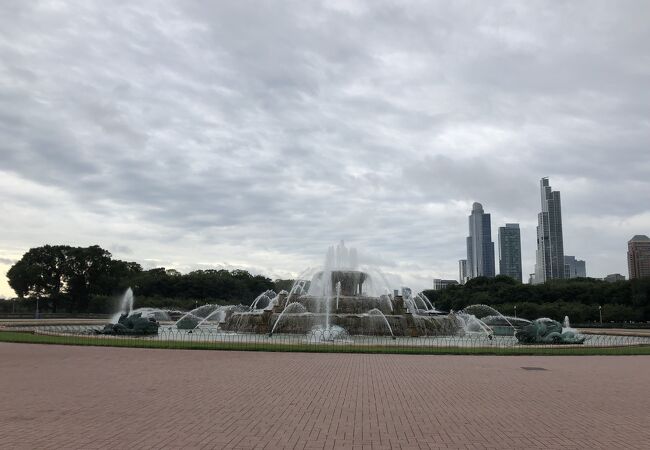 公園の真ん中にある大きな噴水