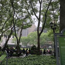 繁華街にあるのに、緑の多い癒しの公園。