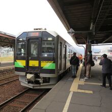 駅に電車が到着