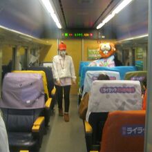 グリーン車両で楽しいひと時を満喫できるライラック旭山動物園号