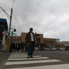 小樽駅前にて