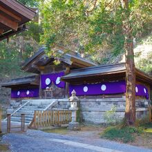 この中門の向こうがご神体の山です。