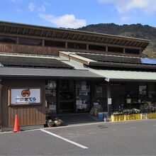 こじんまりとした佇まいの直売所