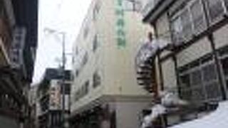 レトロな雰囲気の温泉街です