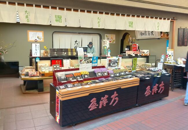 安政年間創業の老舗の米屋は、定番土産のきゃらぶきのお店