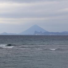 海を挟んで眺めた開聞岳