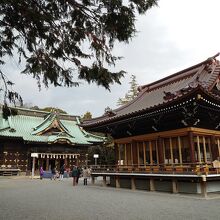 手前：舞殿、後ろ：本殿