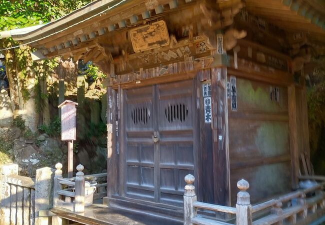 良弁の滝の隣にある小さな祠