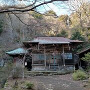 大山寺の階段の下にある前不動は中は空っぽ