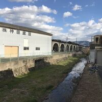 川を挟んで五新鉄道の高架線がある。