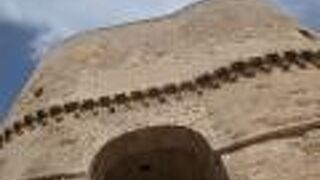 曲線の膨らみのある美しい城門