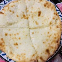 チーズナンはまるでピザ。お腹いっぱいだったの少なめのオーダー