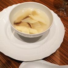 スープ   絹笠茸とアワビ
