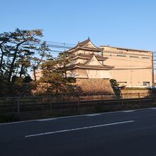 ことでん線路と艮櫓　瀬戸大橋通りからの眺め