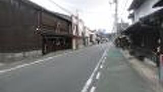 山口ふるさと伝承総合センターの前では真っ直ぐな道でした。