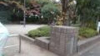 日の出桟橋の近くにあります。