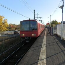 山崎駅のホームに入線して来た名鉄の電車です。